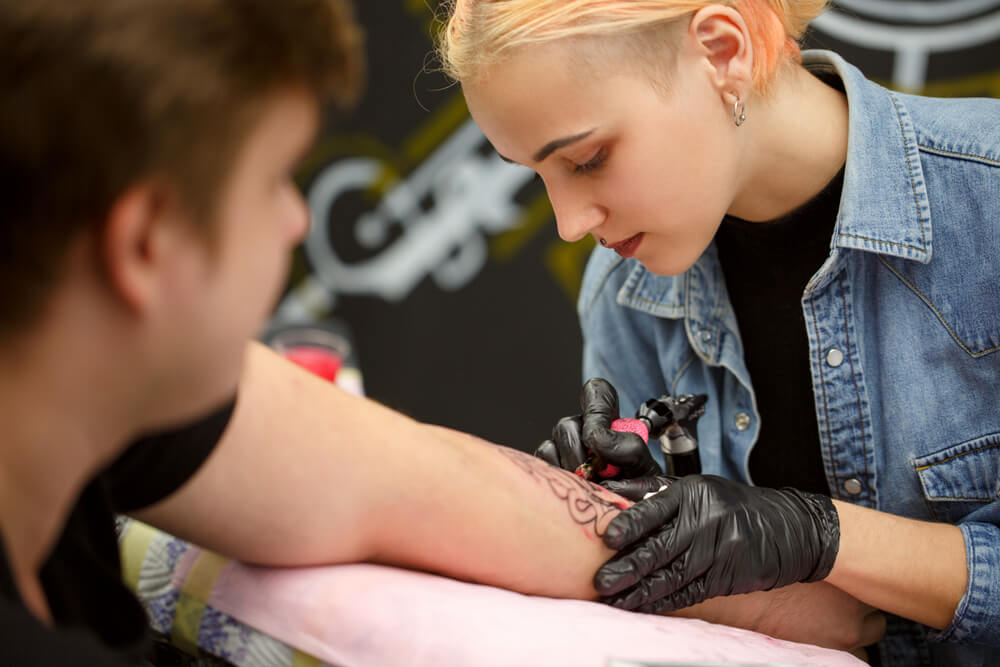 kto robi pamiątkowe tatuaże
